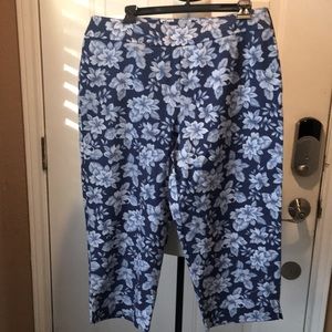 NWOT CHAUS floral capris size 12!
